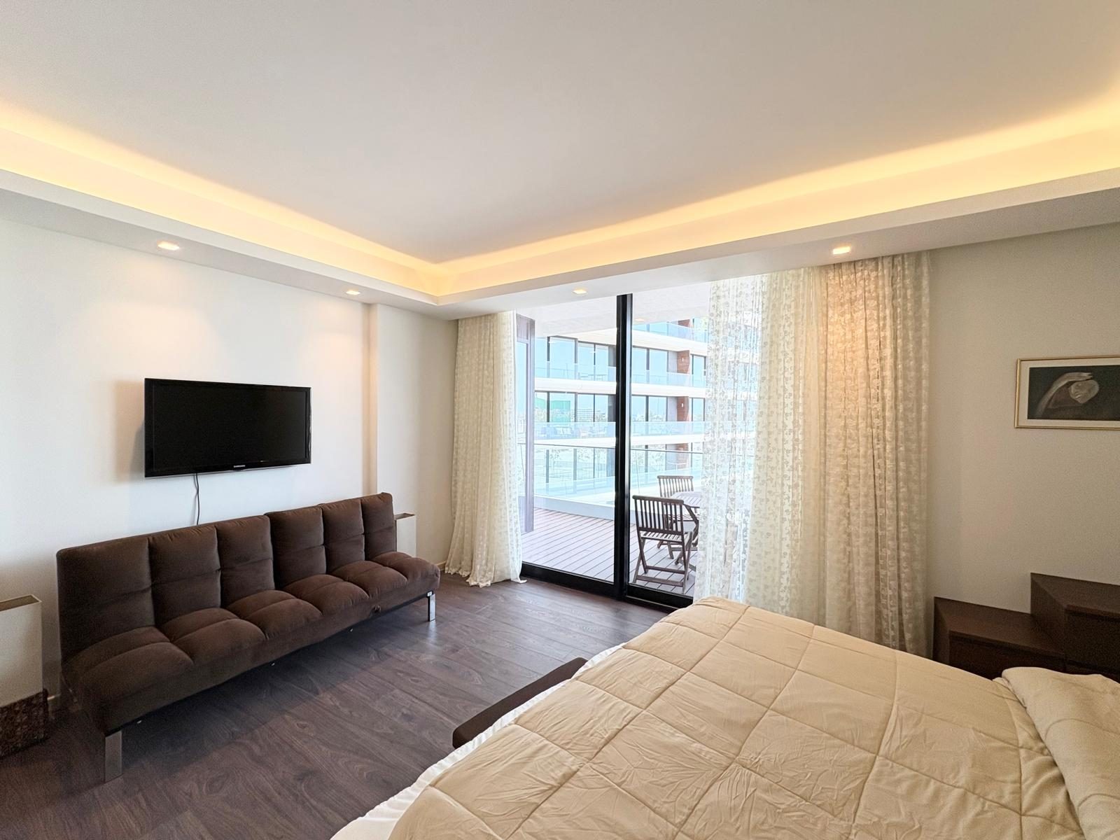 1 Bedroom Apartment with Landmark Views