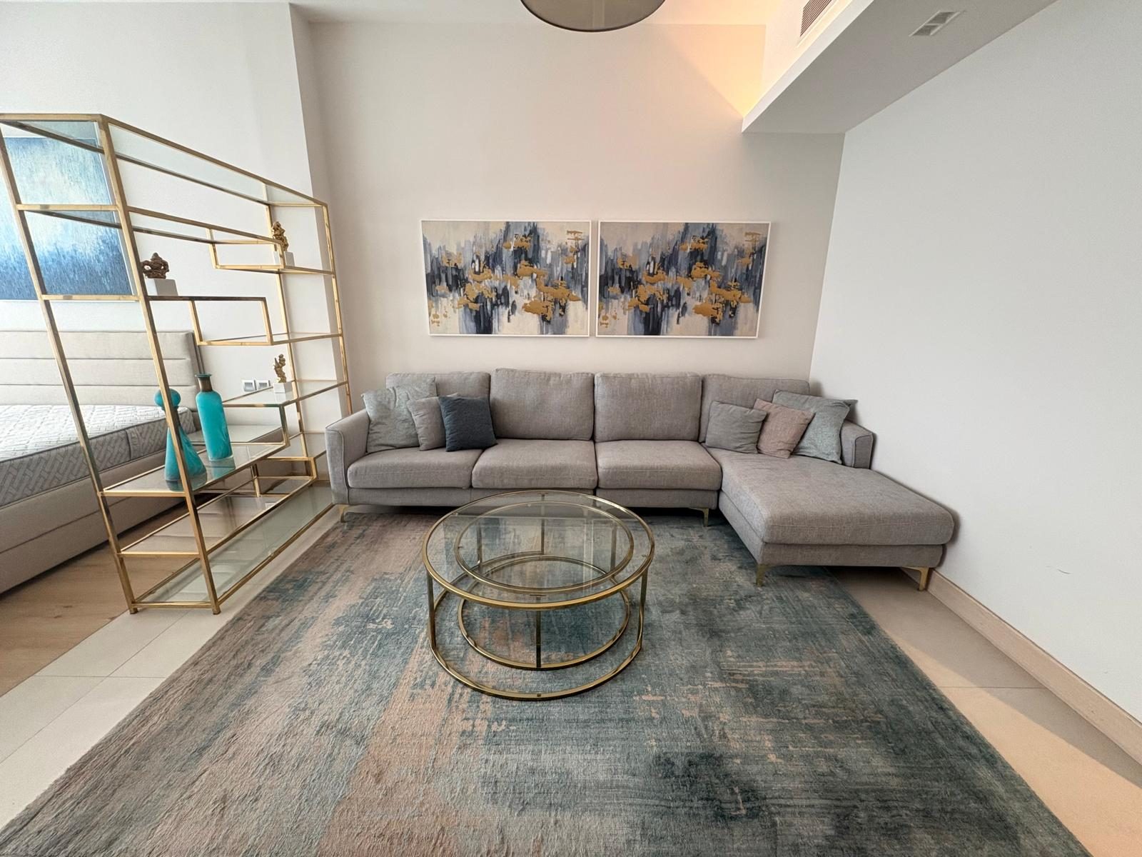One Bedroom Apartment with Landmark Views