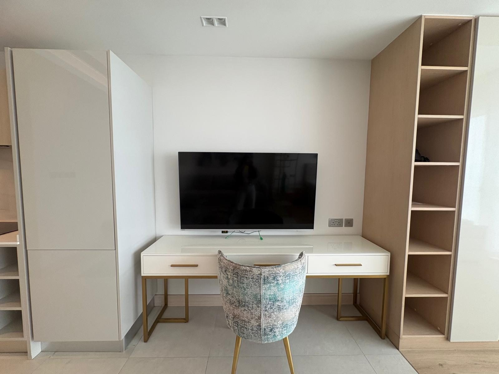 One Bedroom Apartment with Landmark Views