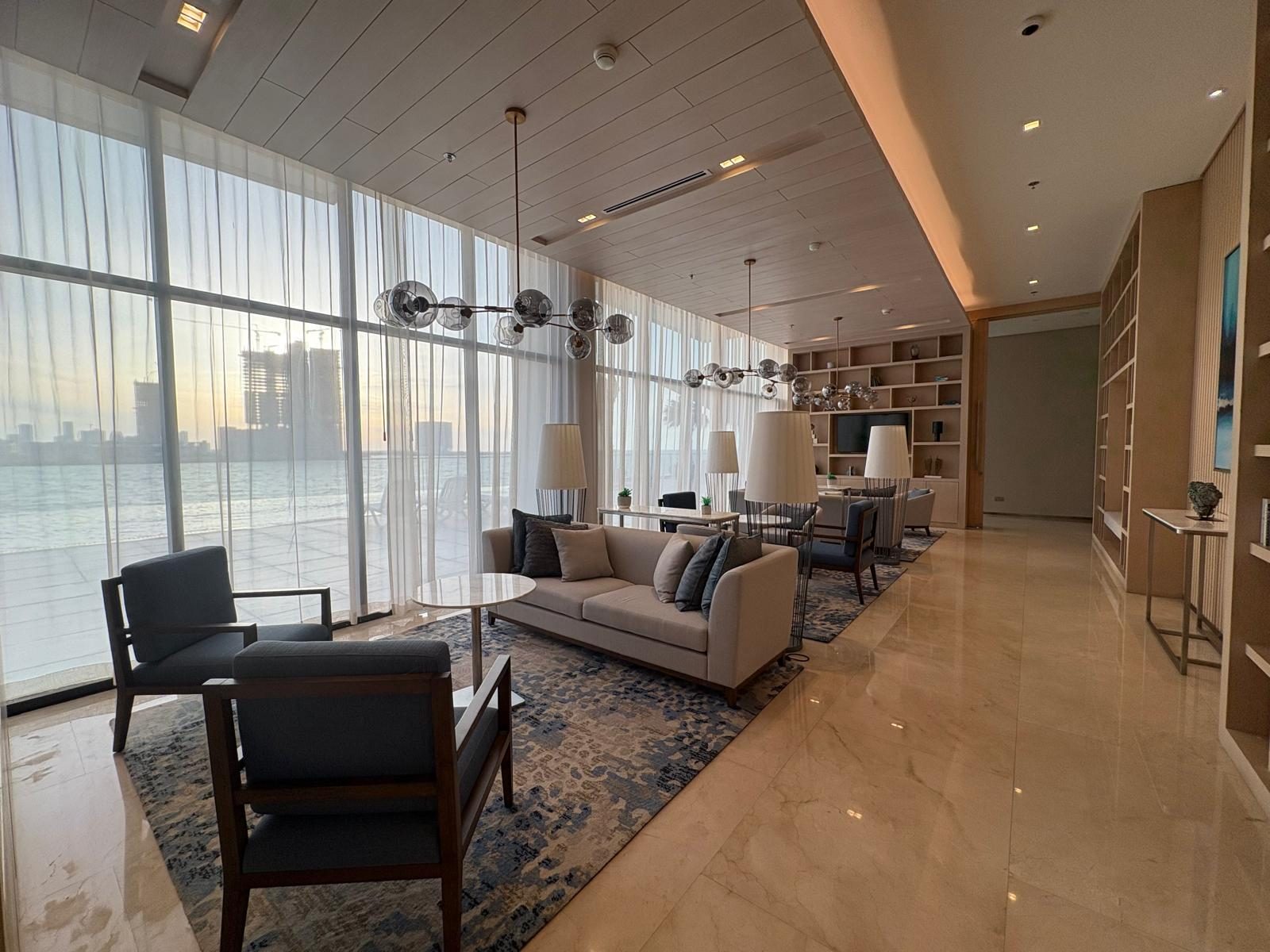 One Bedroom Apartment with Landmark Views