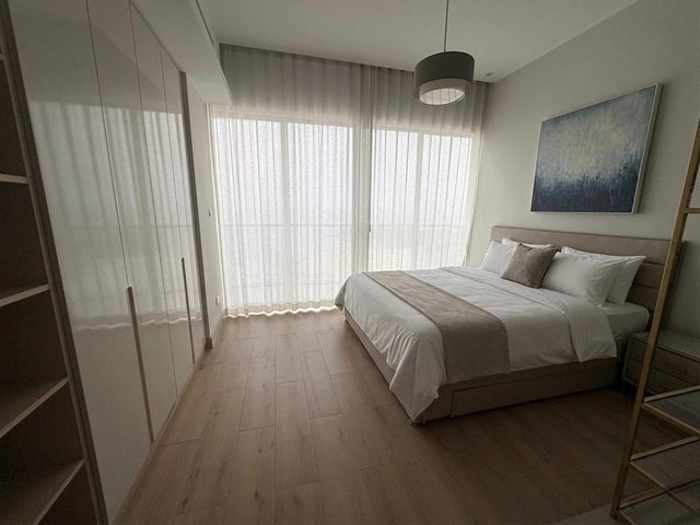 One Bedroom Apartment with Landmark Views