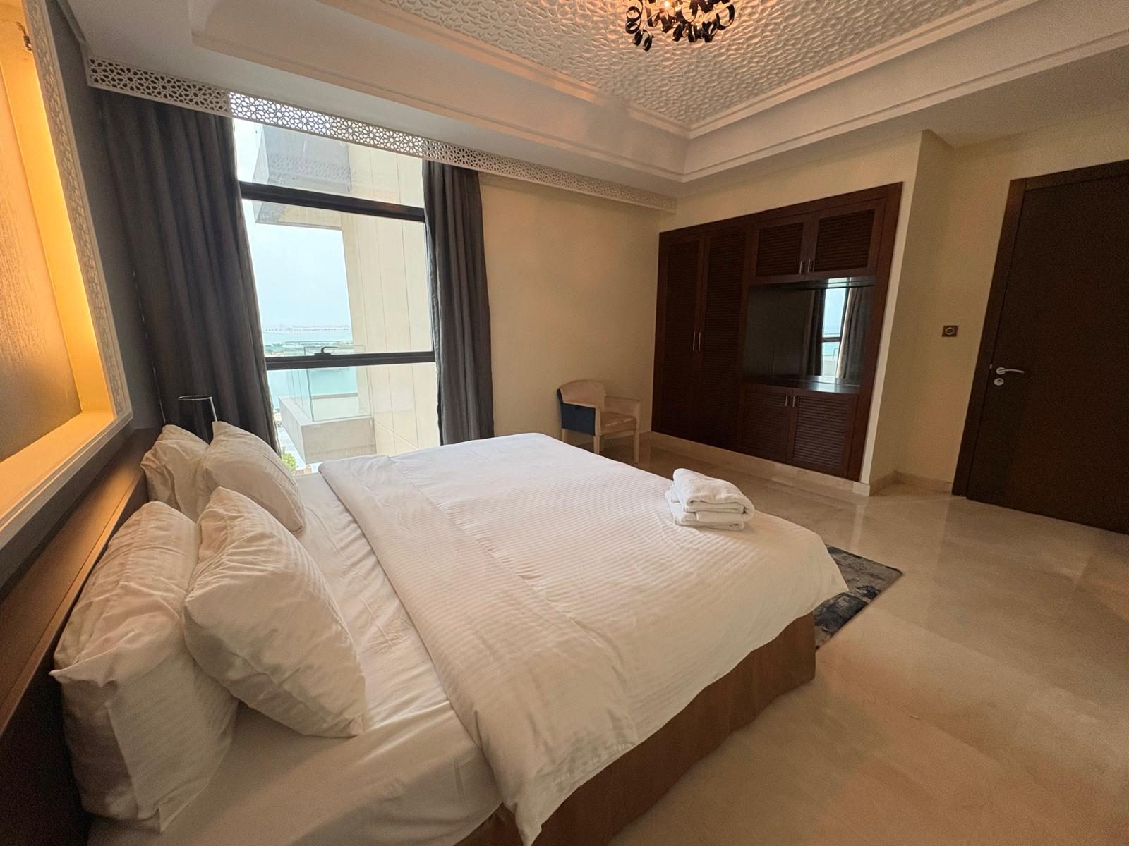 One Bedroom Apartment with Landmark Views