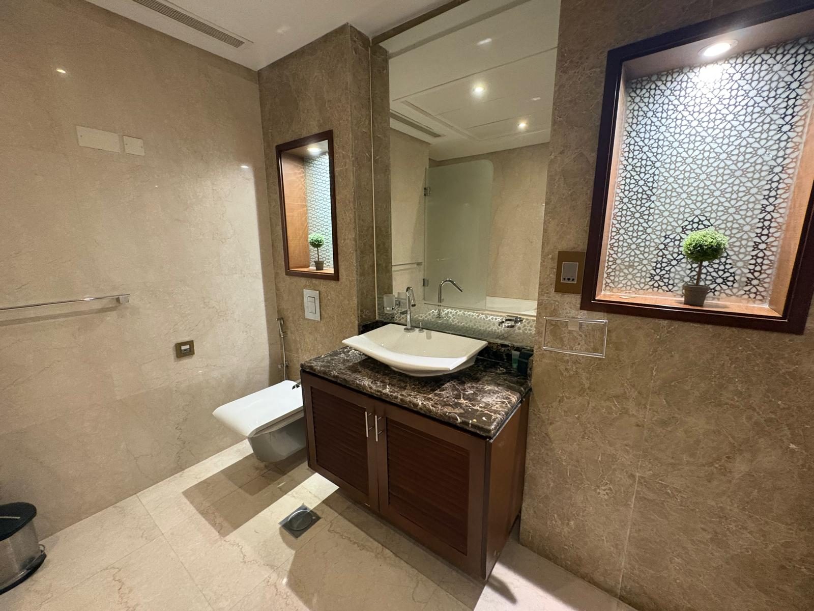 One Bedroom Apartment with Landmark Views