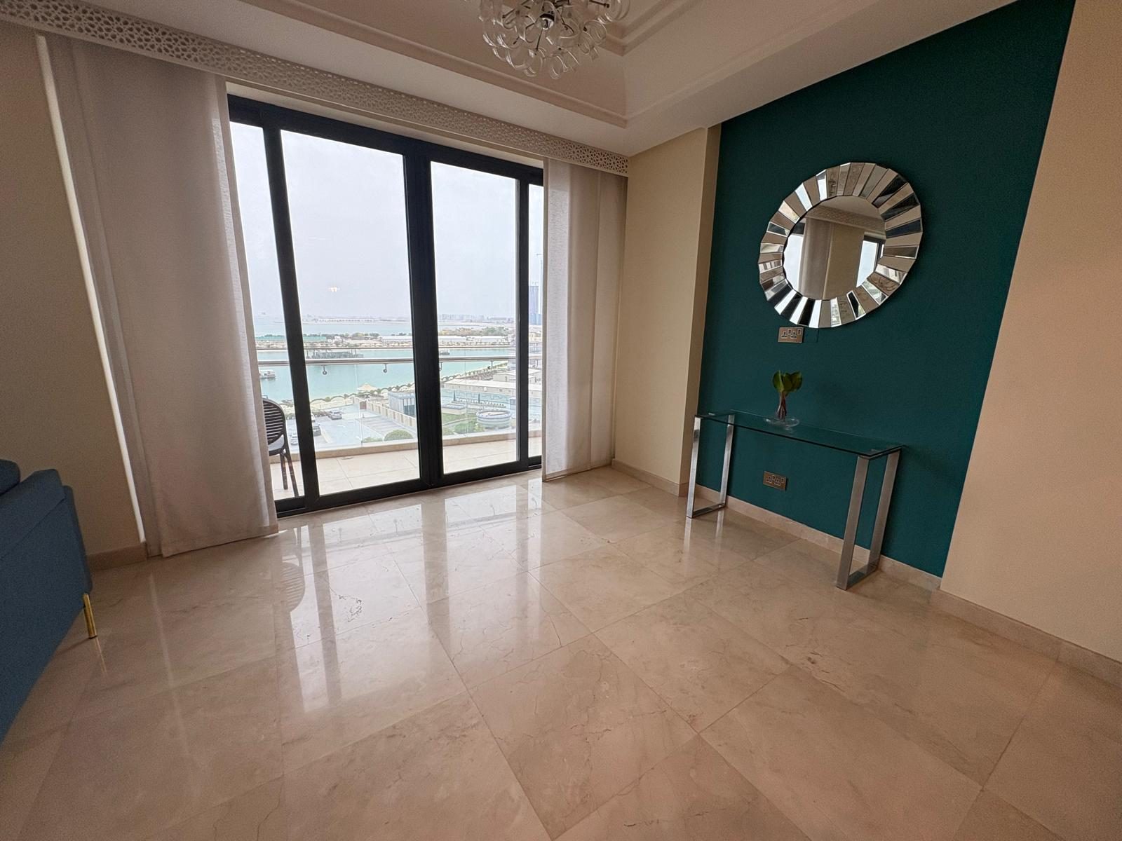 One Bedroom Apartment with Landmark Views