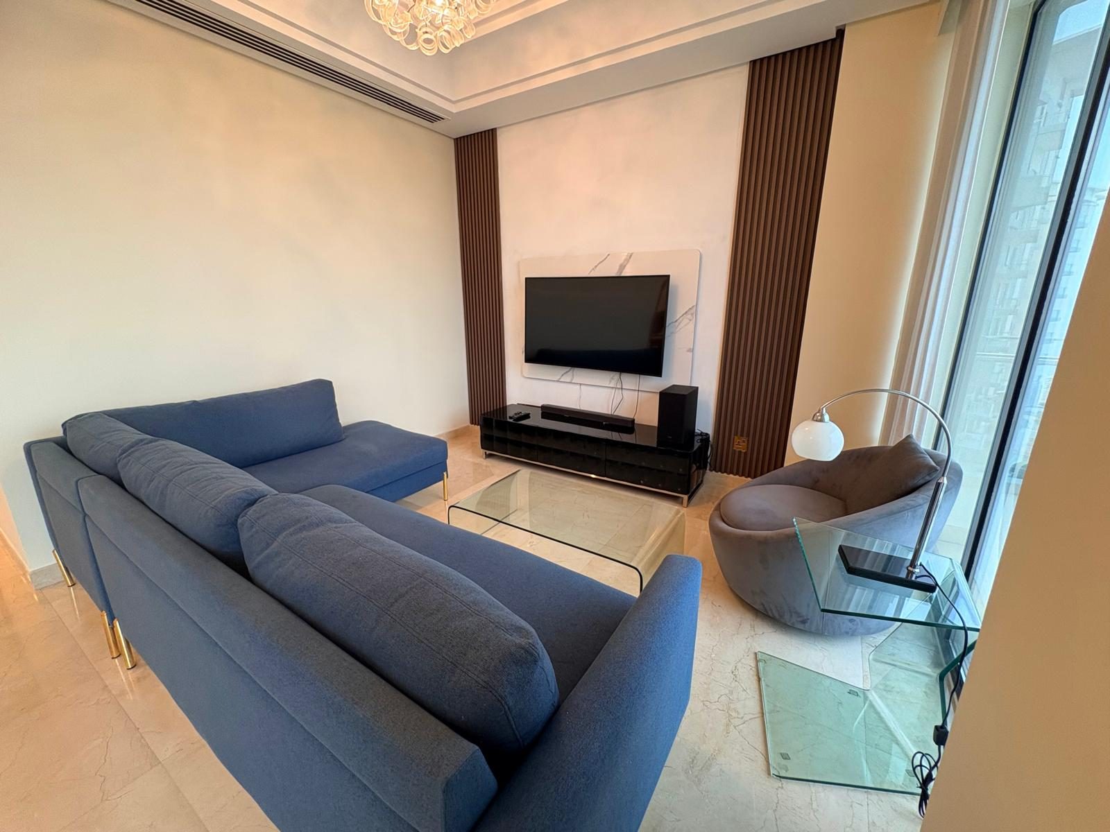 One Bedroom Apartment with Landmark Views
