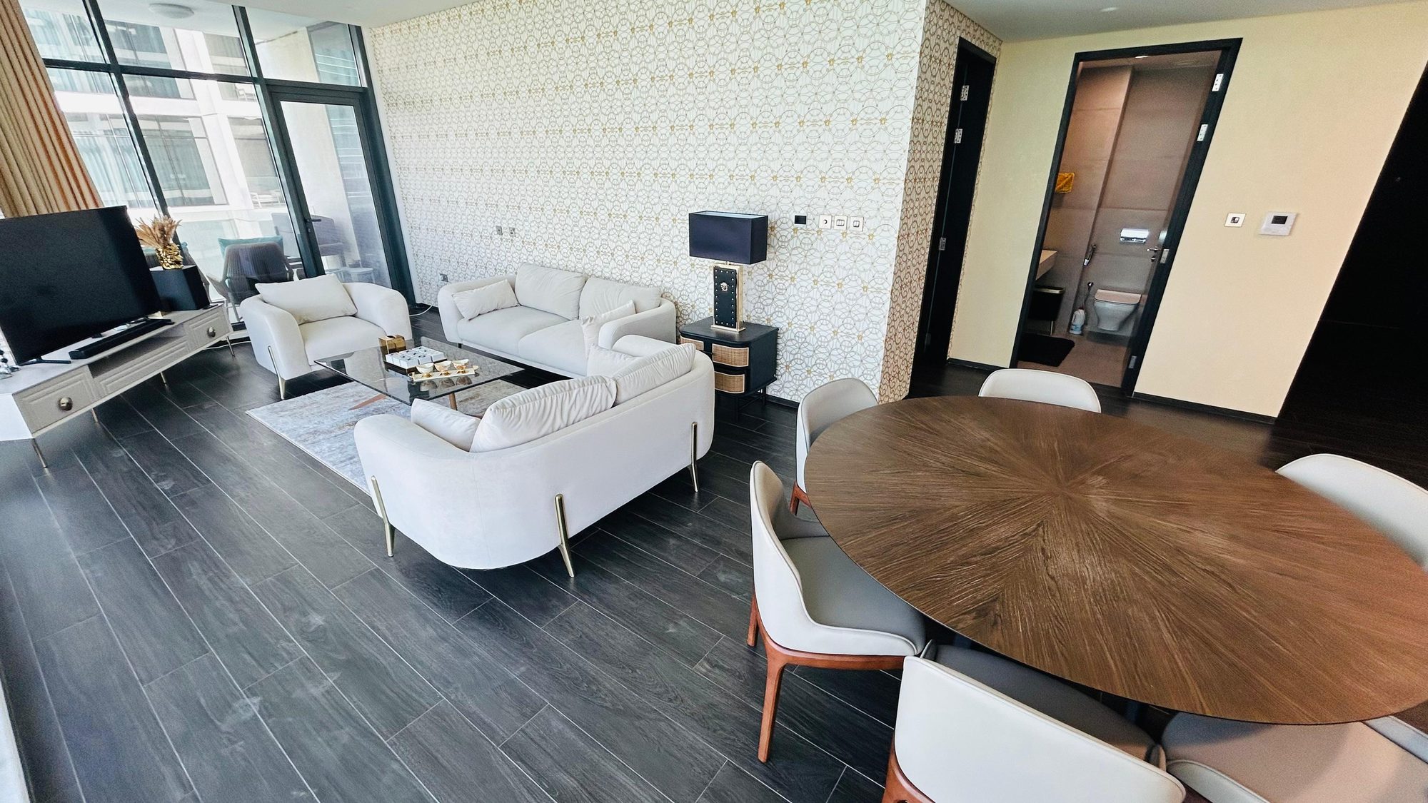 Three Bedroom Apartment with Pool and Gym