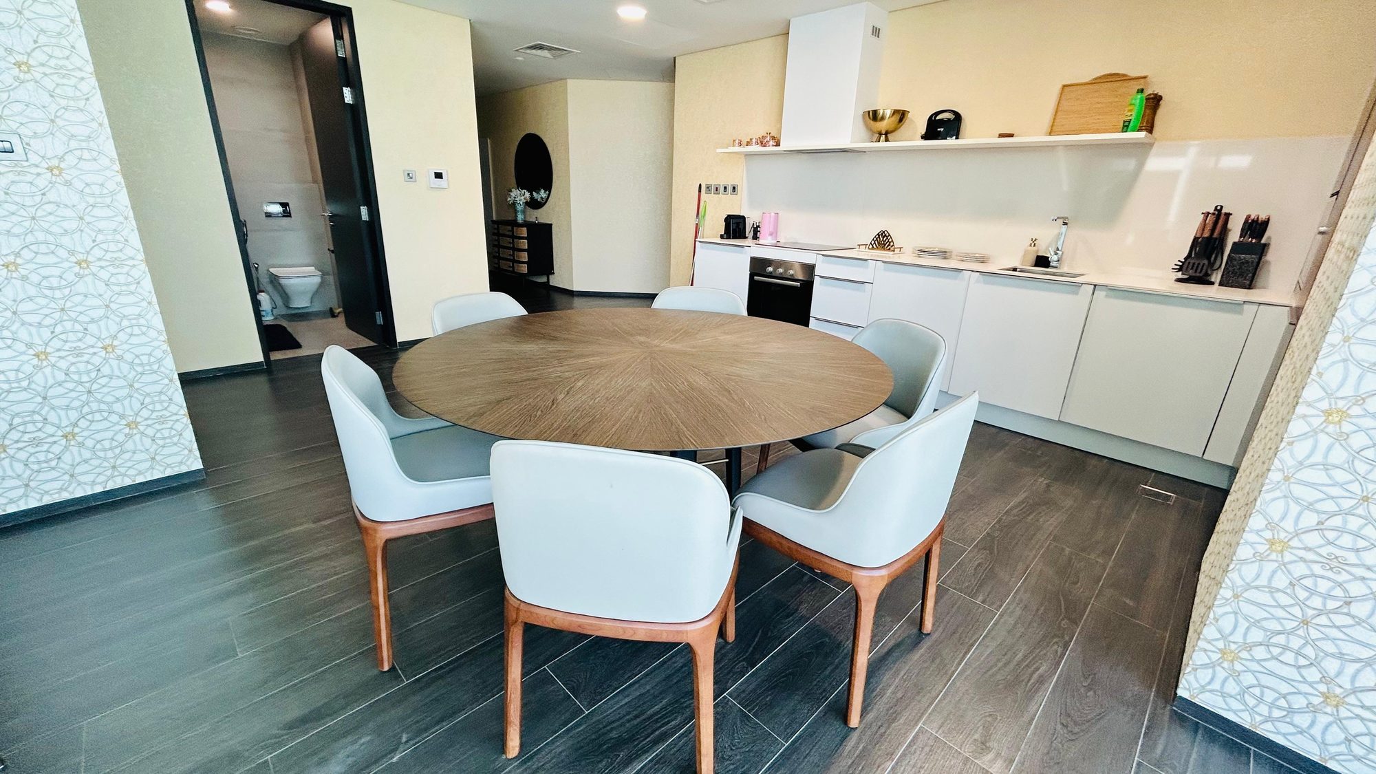 Three Bedroom Apartment with Pool and Gym