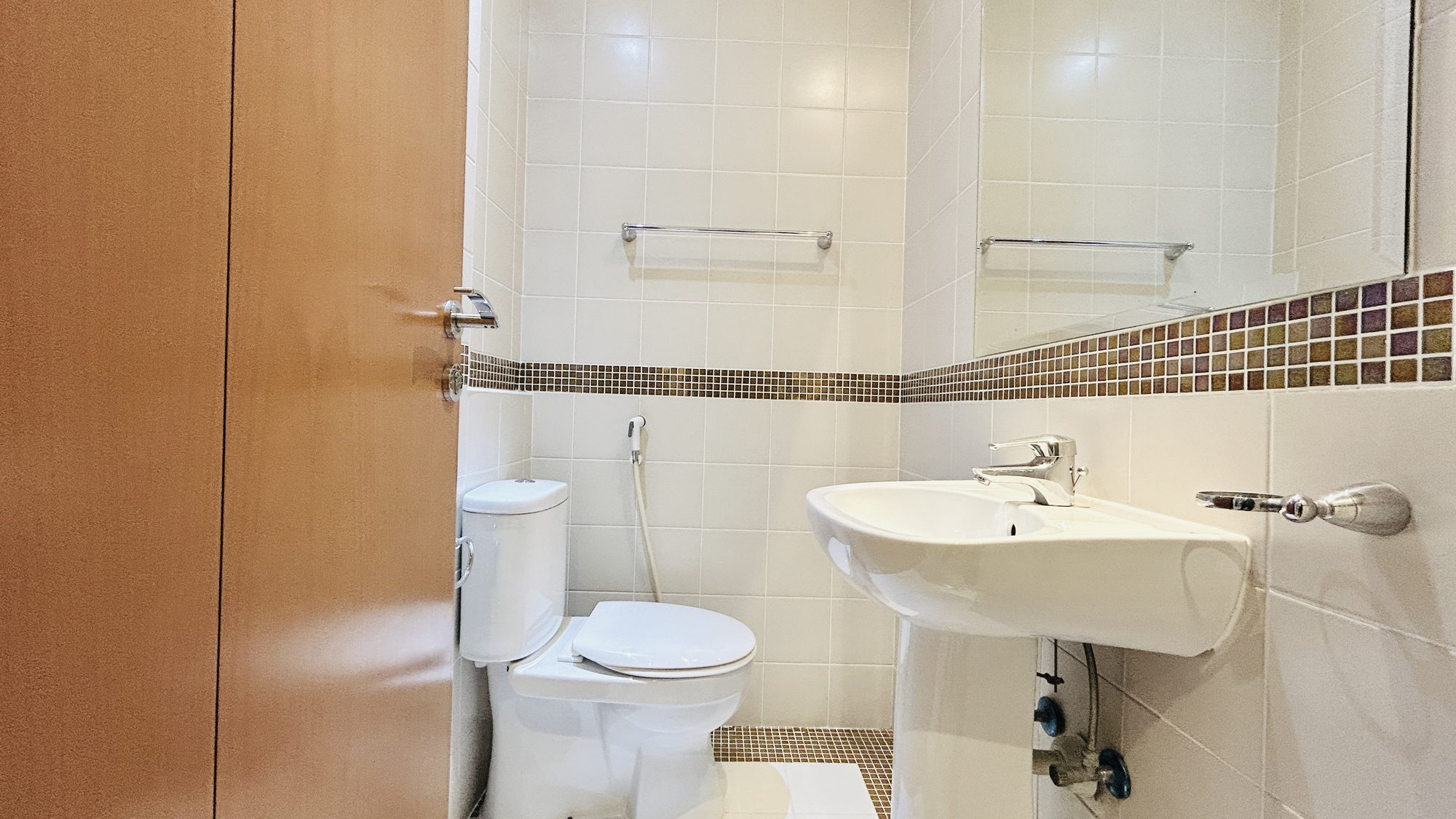 Three-Bedroom Apartment with Pool and Gym