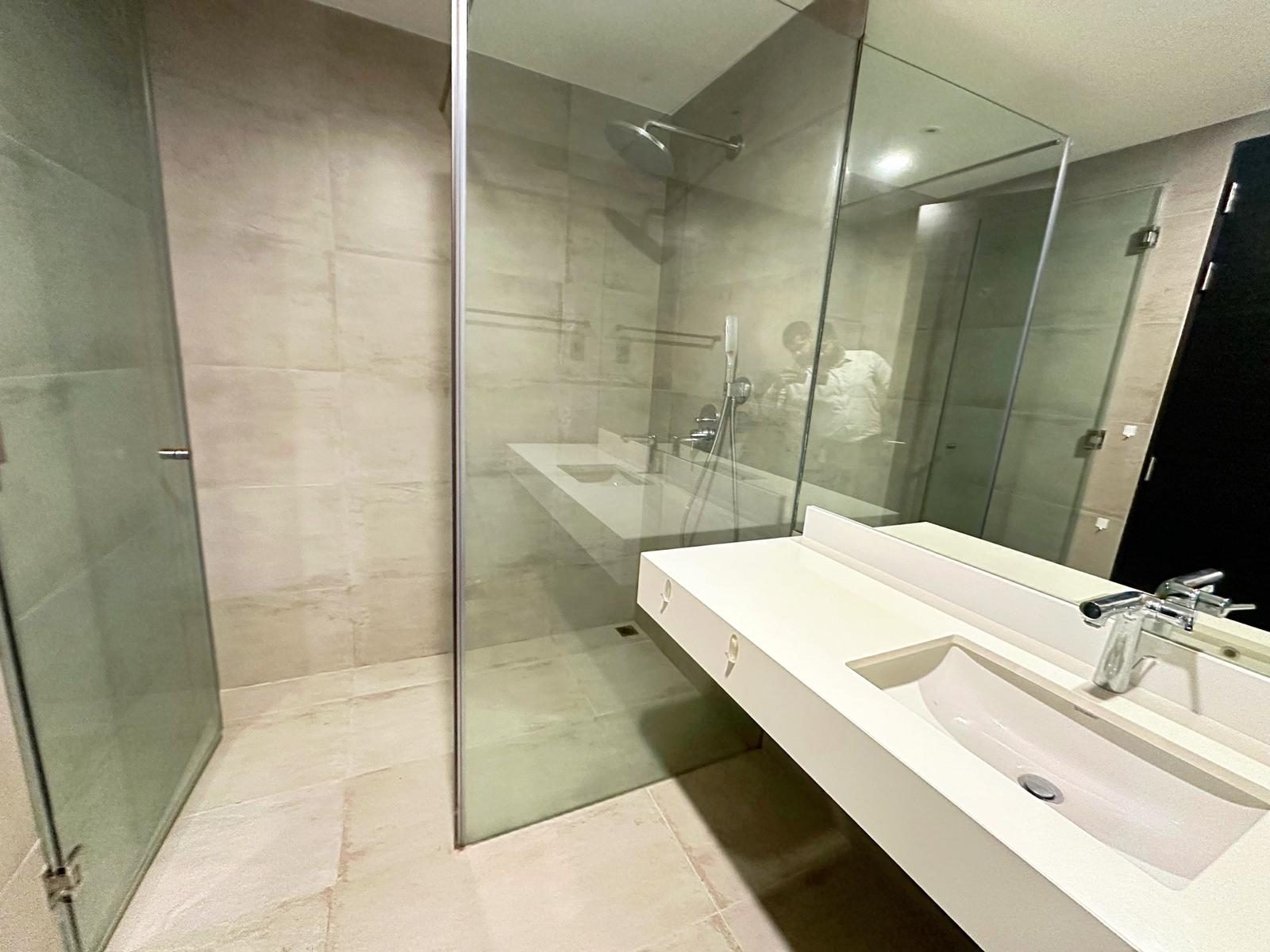 One Bedroom Apartment with Pool and Gym Access