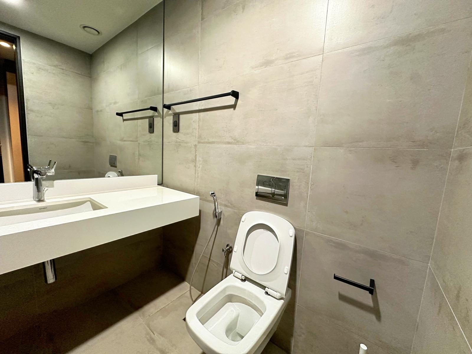 One Bedroom Apartment with Pool and Gym Access