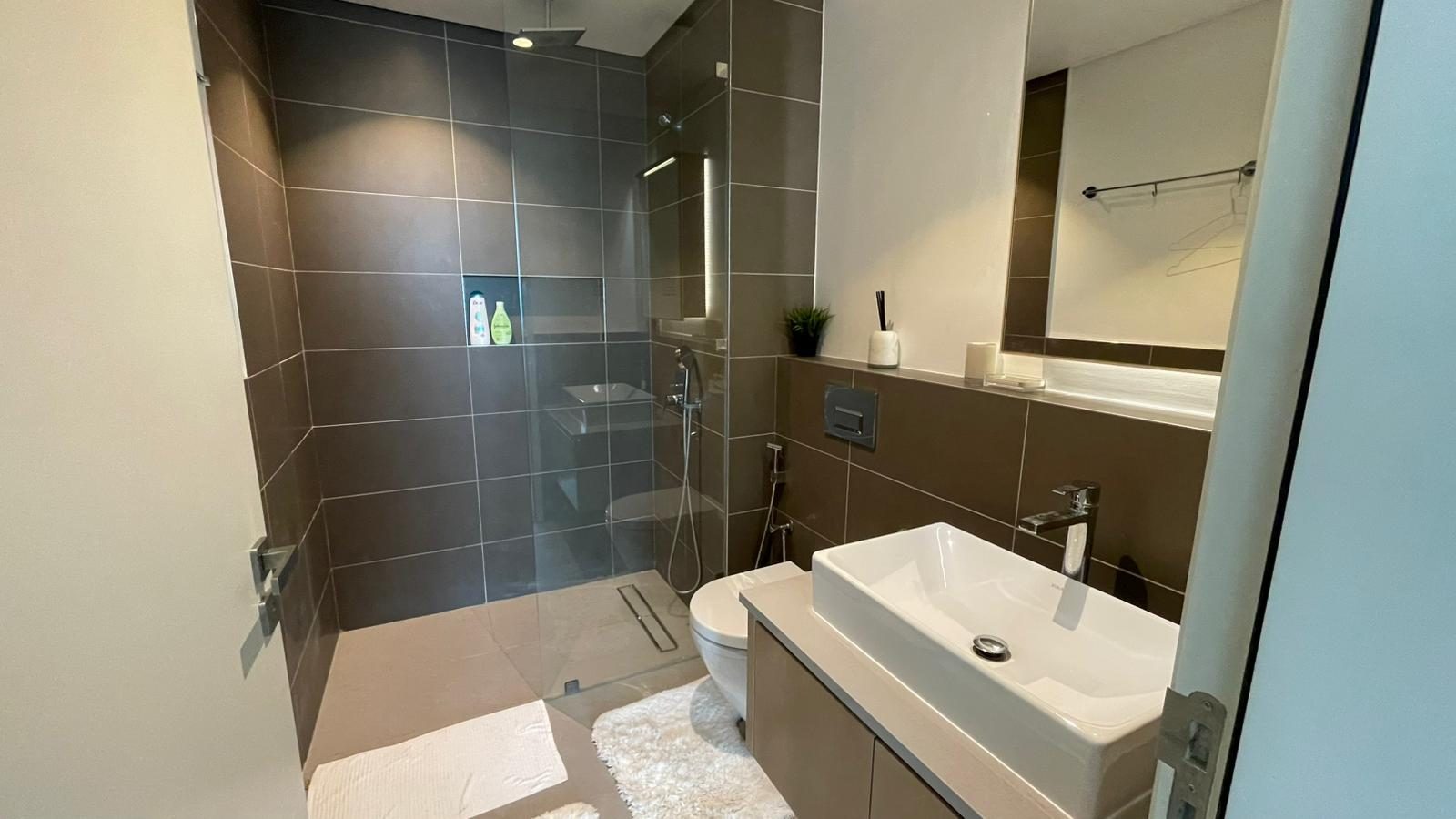 1-Bedroom Apartment with Two Bathrooms
