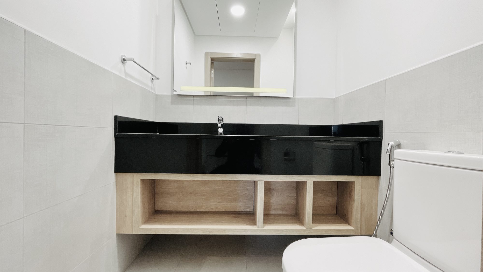One-Bedroom Apartment with Two Bathrooms