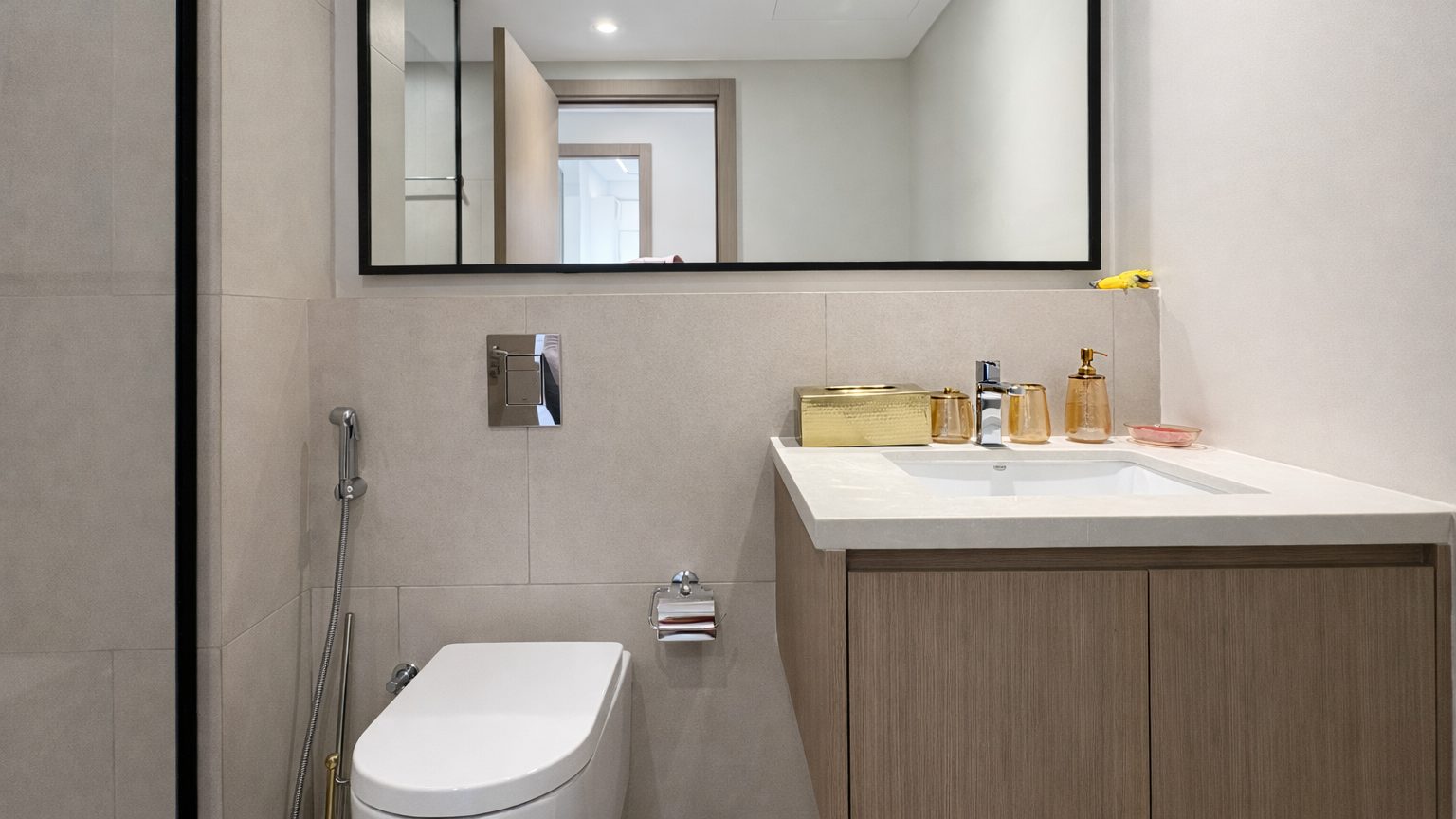 Two Bedroom Apartment with Pool and Gym Access