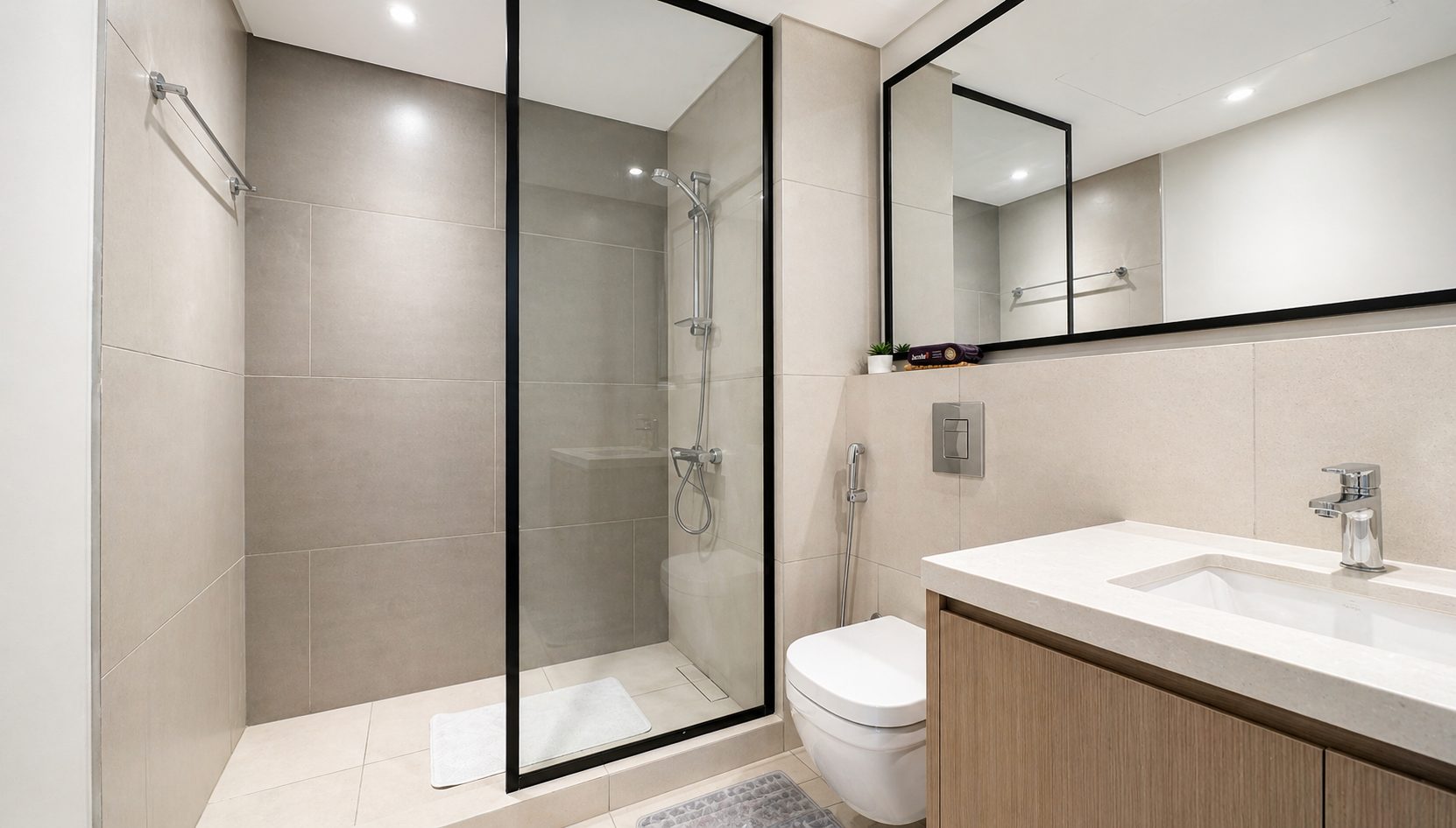One-Bedroom Apartment with Gym and Pool Access