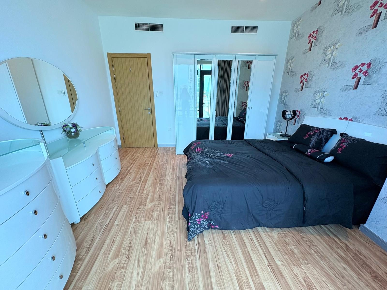 Three Bedroom Apartment with Pool and Gym