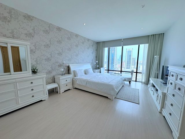 Three Bedroom Apartment with Pool and Gym
