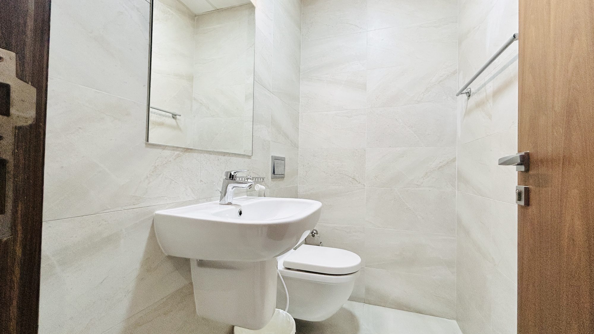 Two-Bedroom Apartment with Pool and Gym