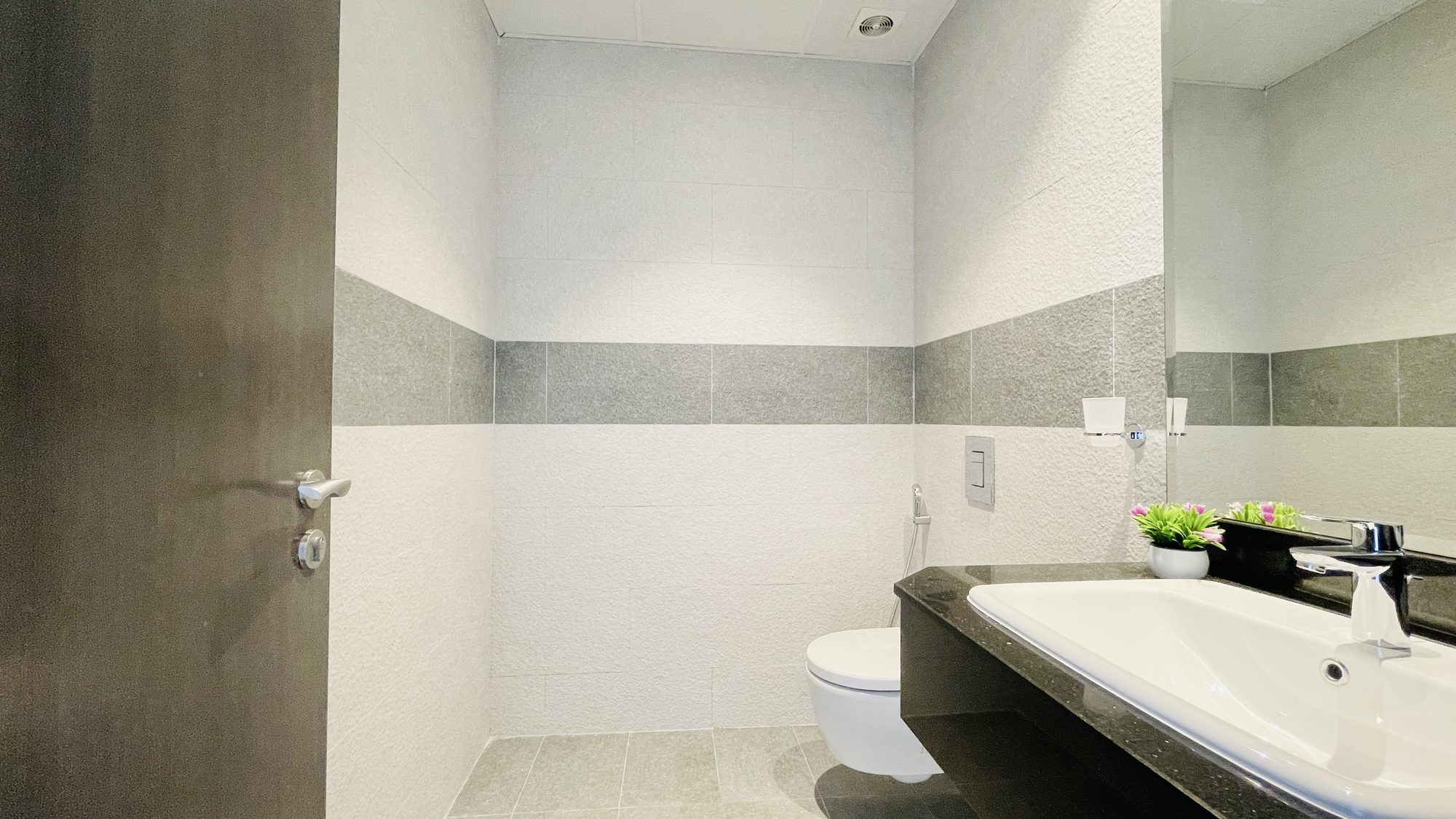 Two-Bedroom Apartment with Pool and Gym