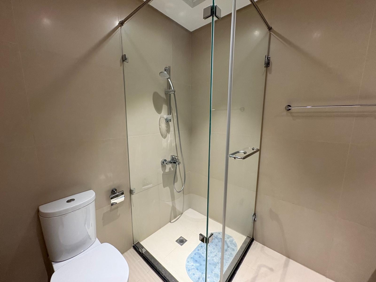 One-Bedroom Apartment with Shared Pool and Gym