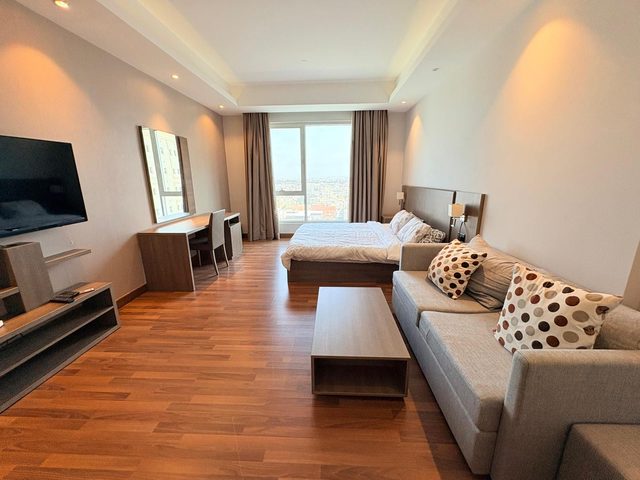 One-Bedroom Apartment with Shared Pool and Gym