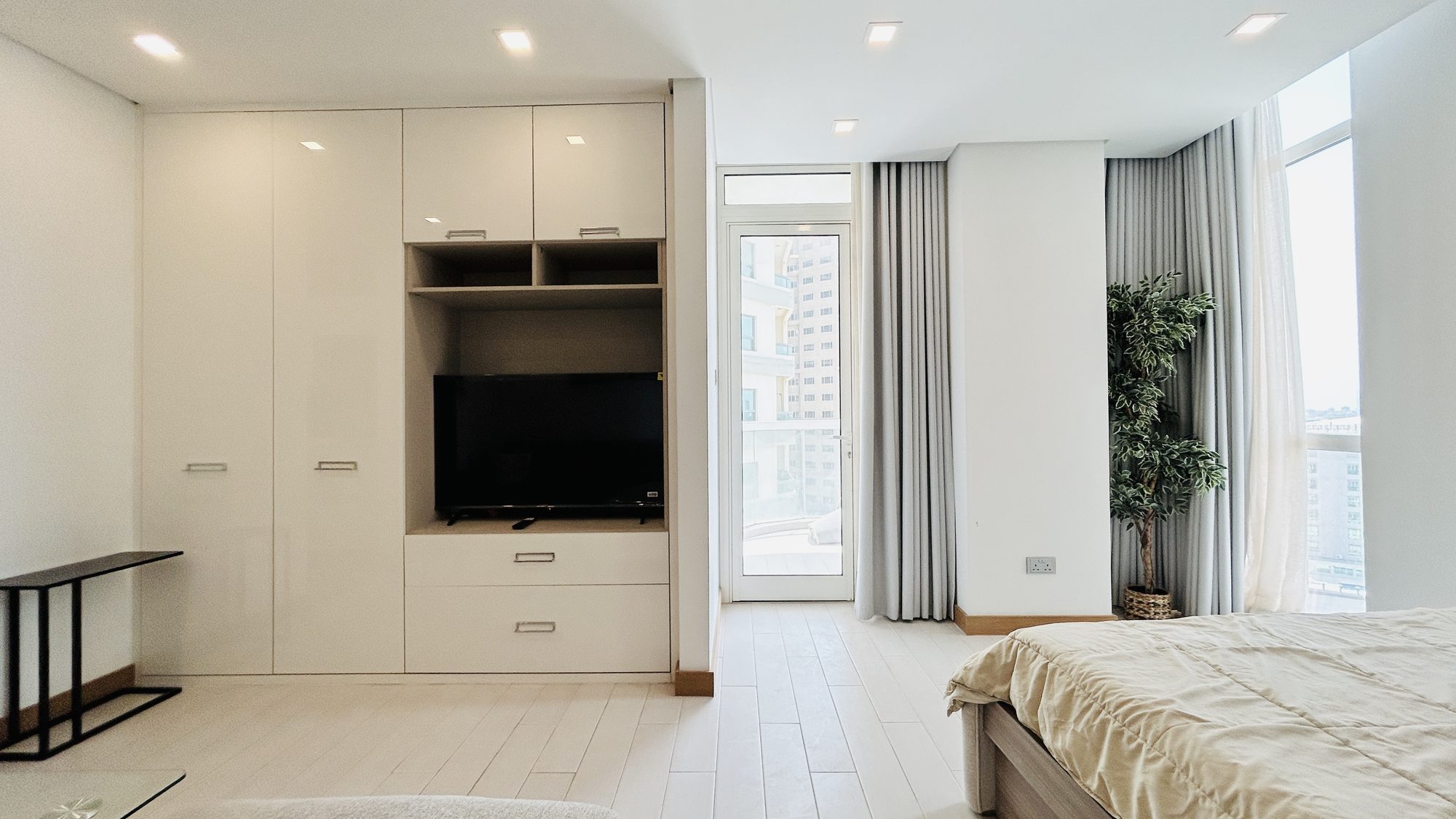 Studio Apartment with Balcony and Pool Access