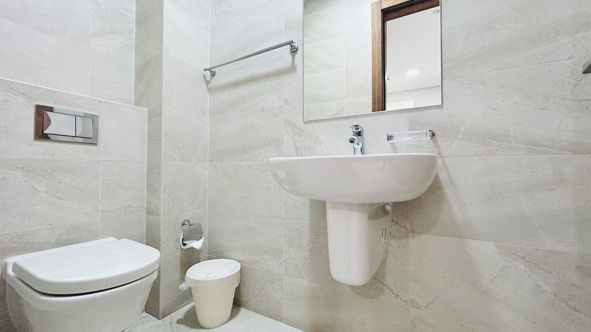 One-Bedroom Apartment with Two Bathrooms and Balcony
