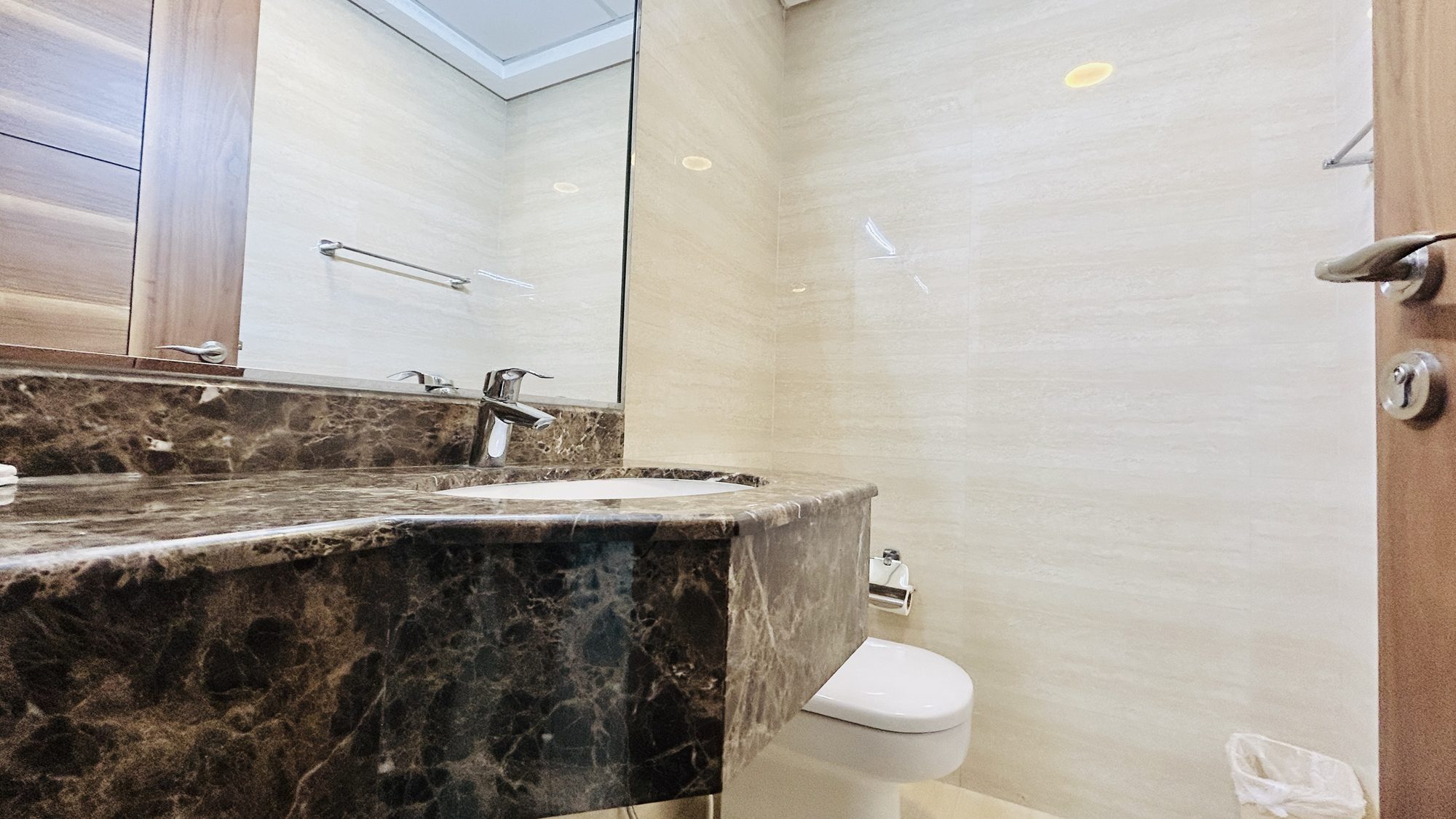 One Bedroom Apartment with Dual Bathrooms