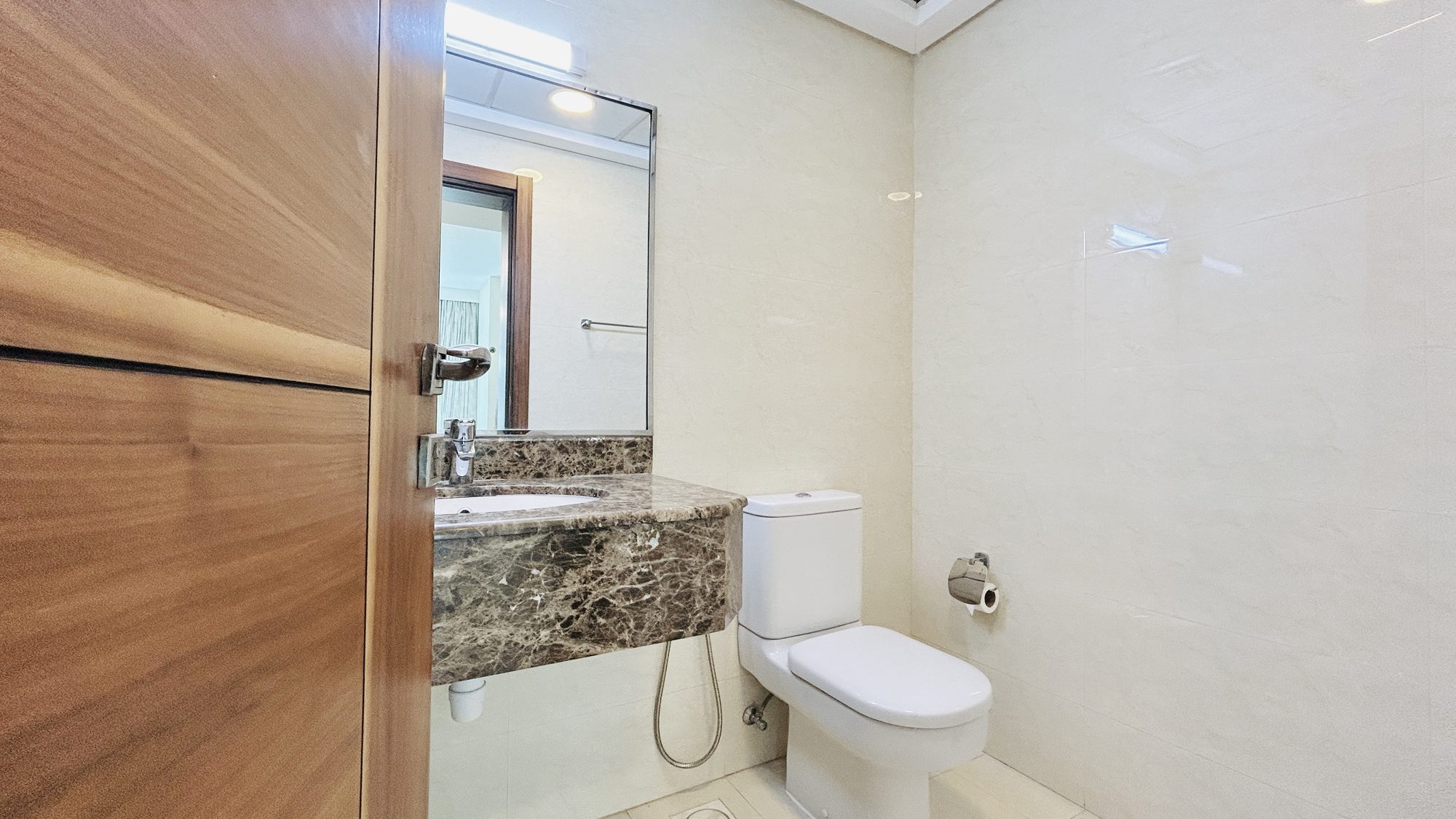 Three-Bedroom Apartment with Pool and Gym