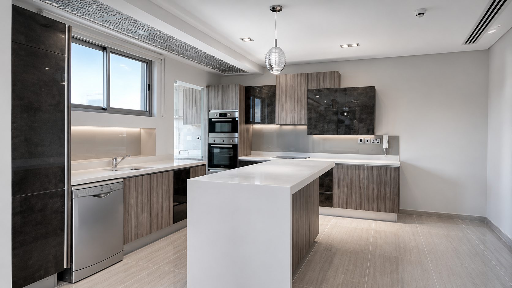 Four-Bedroom Townhouse with Shared Pool and Gym