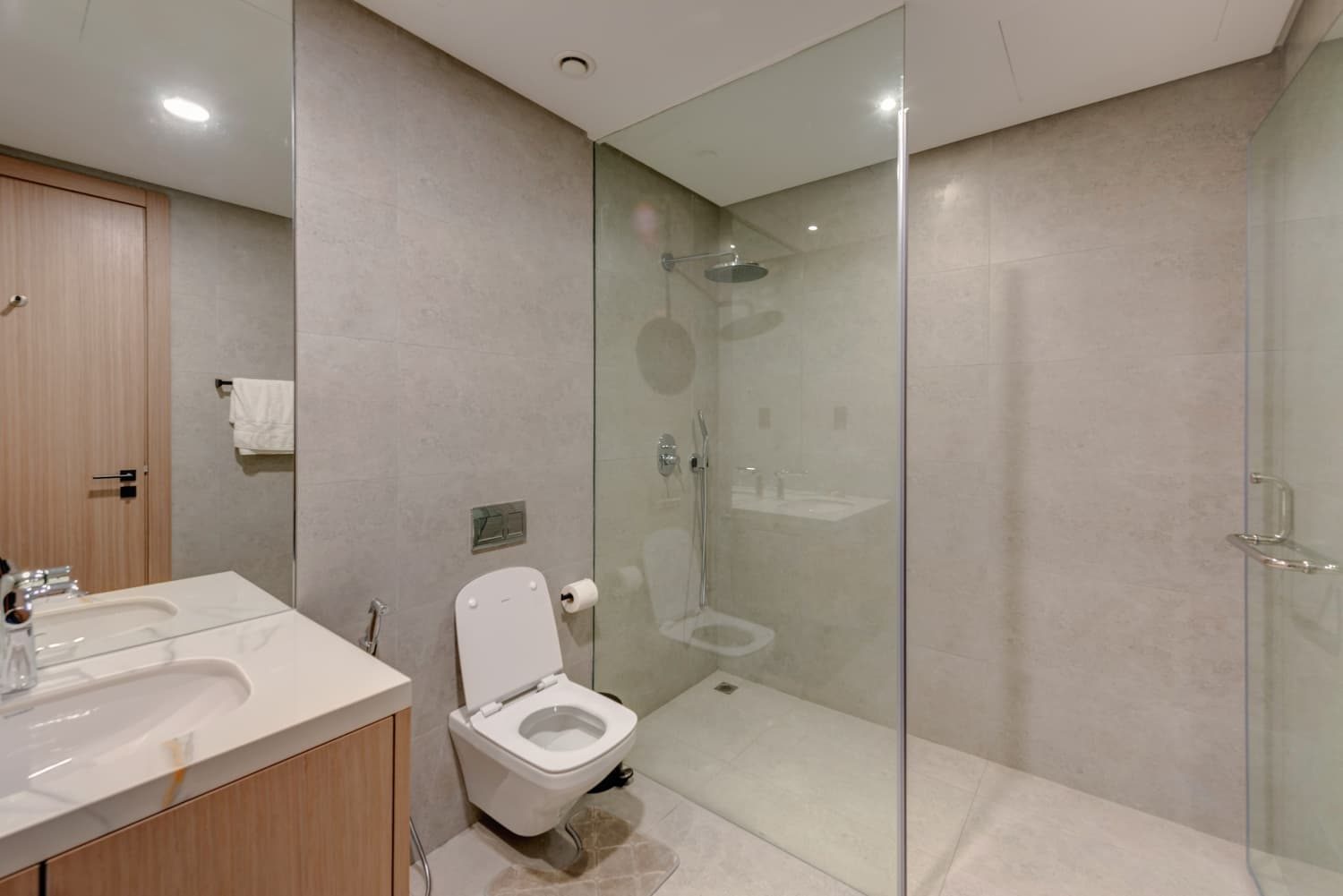 One-Bedroom Flat with Water Views