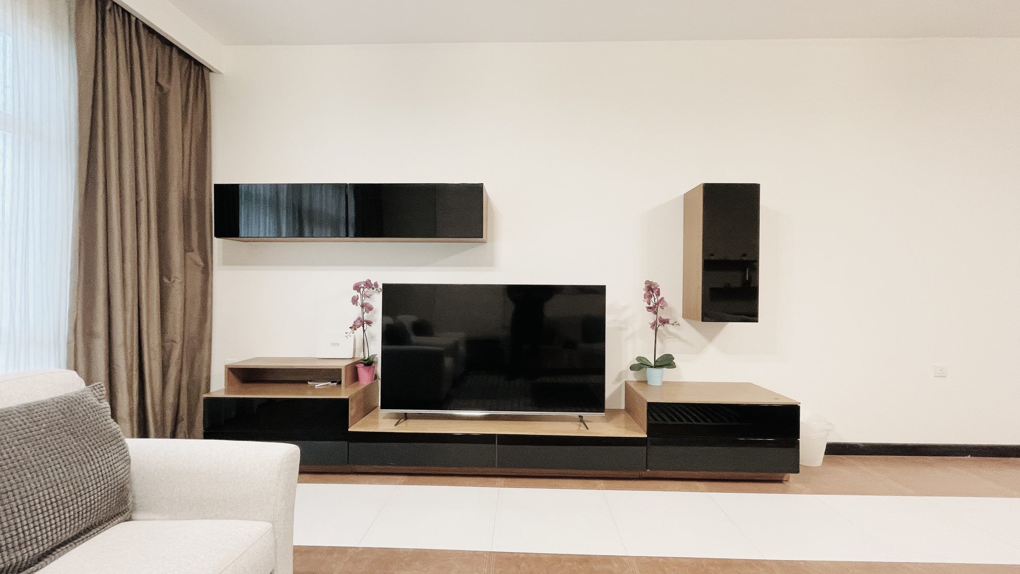 Three-Bedroom Apartment with Pool and Gym