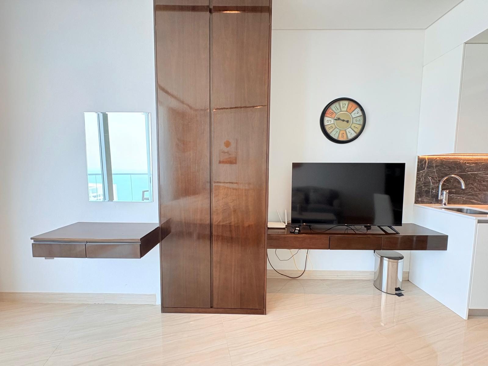One-Bedroom Apartment with Water Views and Parking