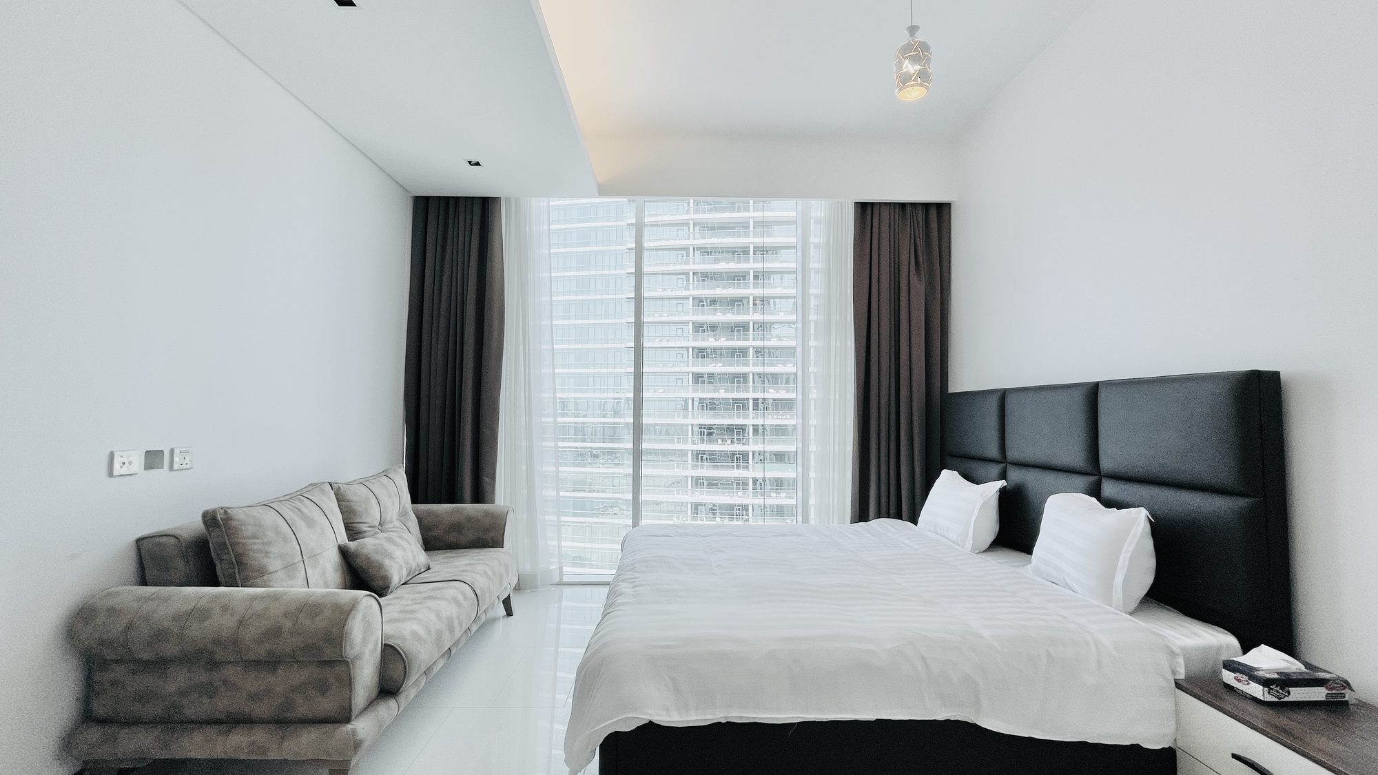 One-Bedroom Apartment with Pool and Gym