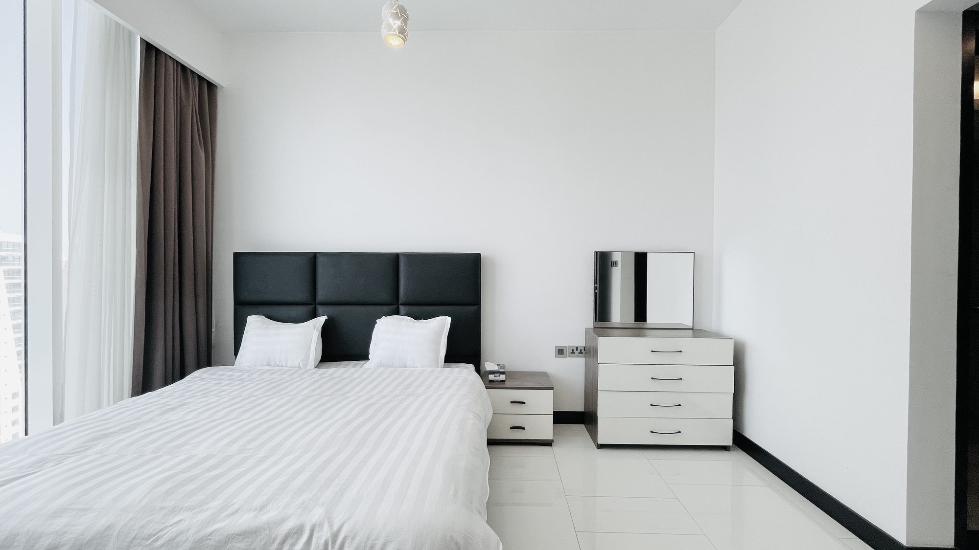 One-Bedroom Apartment with Pool and Gym