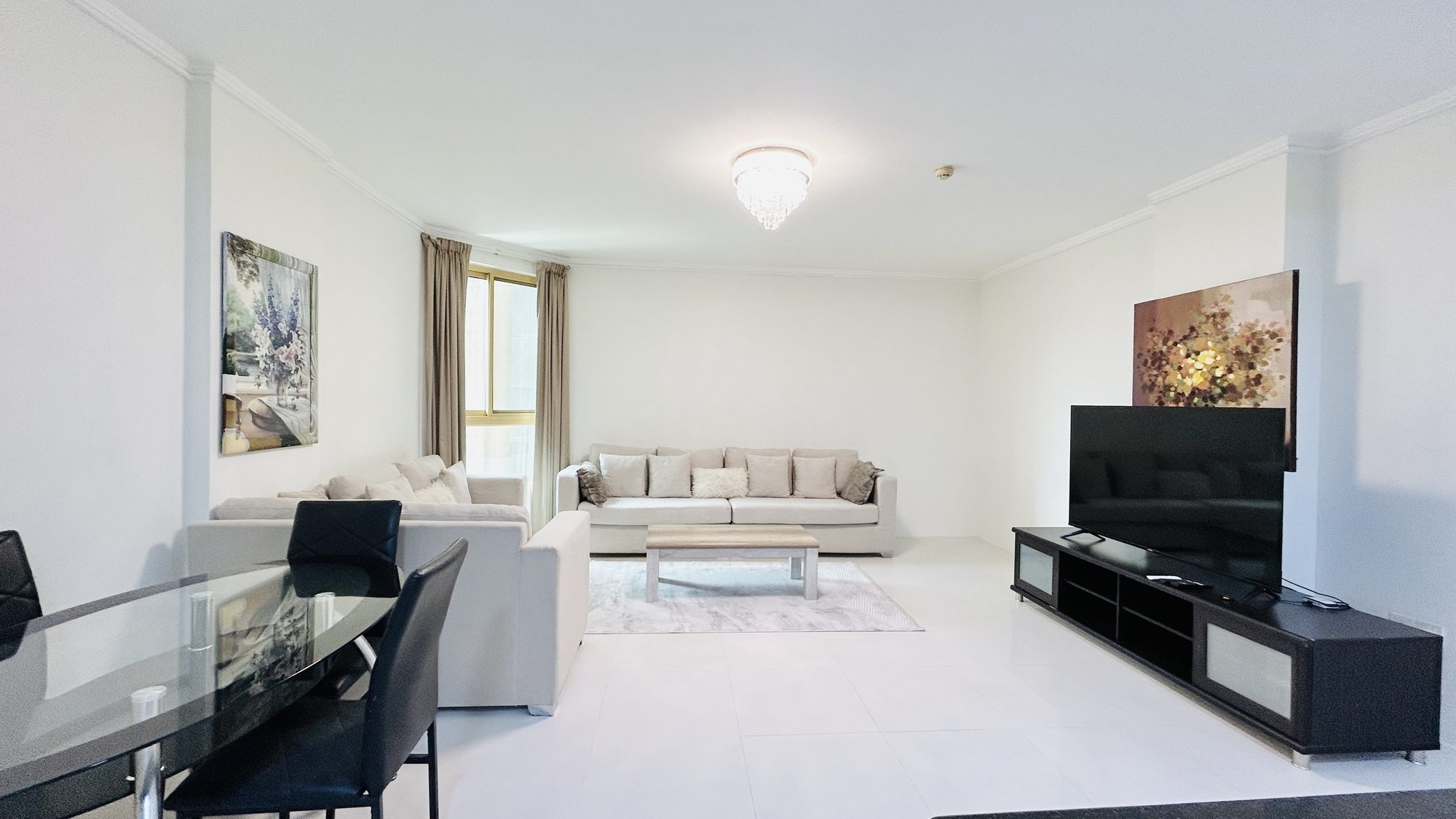 One-Bedroom Apartment with Two Bathrooms