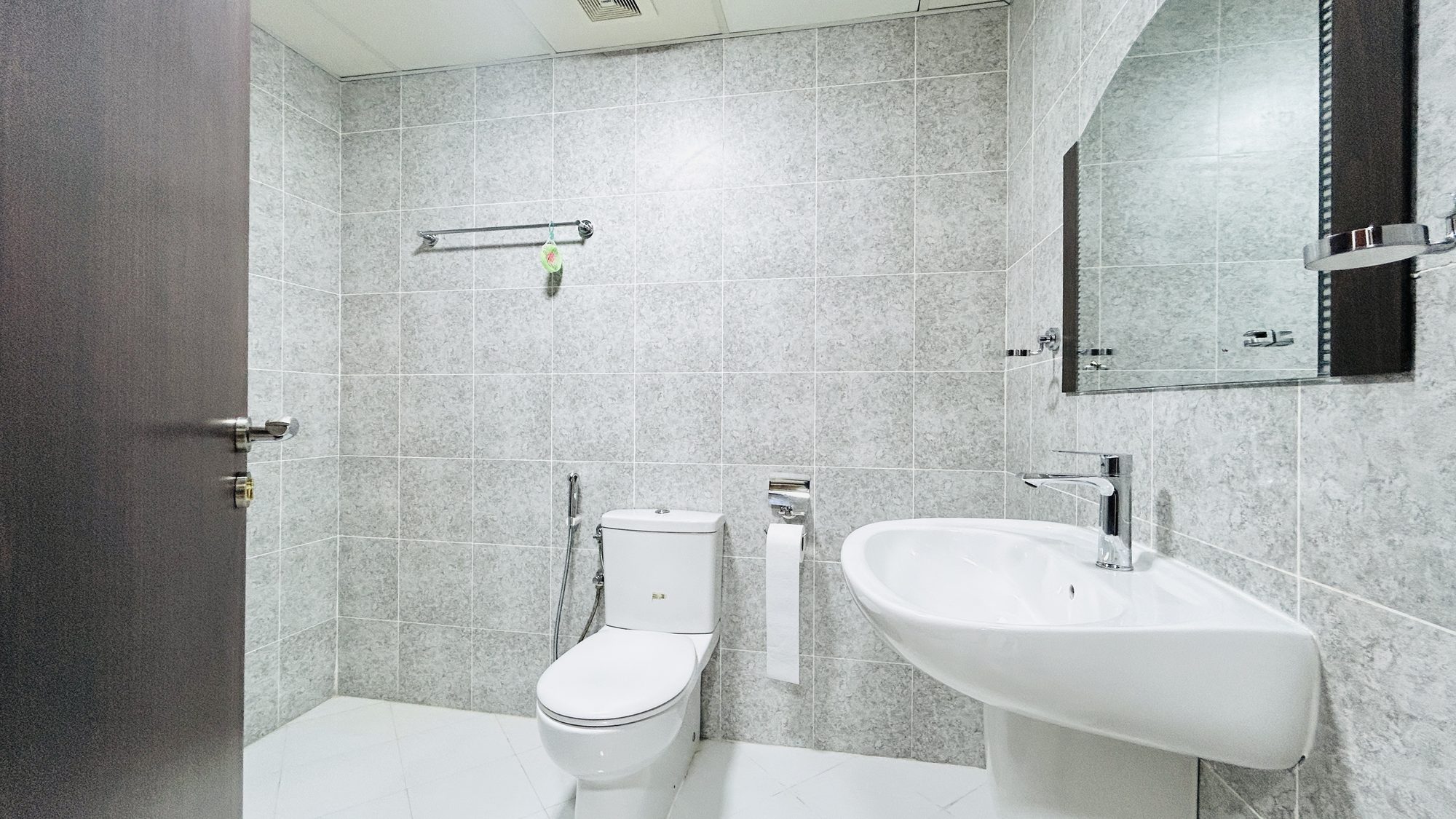 One-Bedroom Apartment with Two Bathrooms