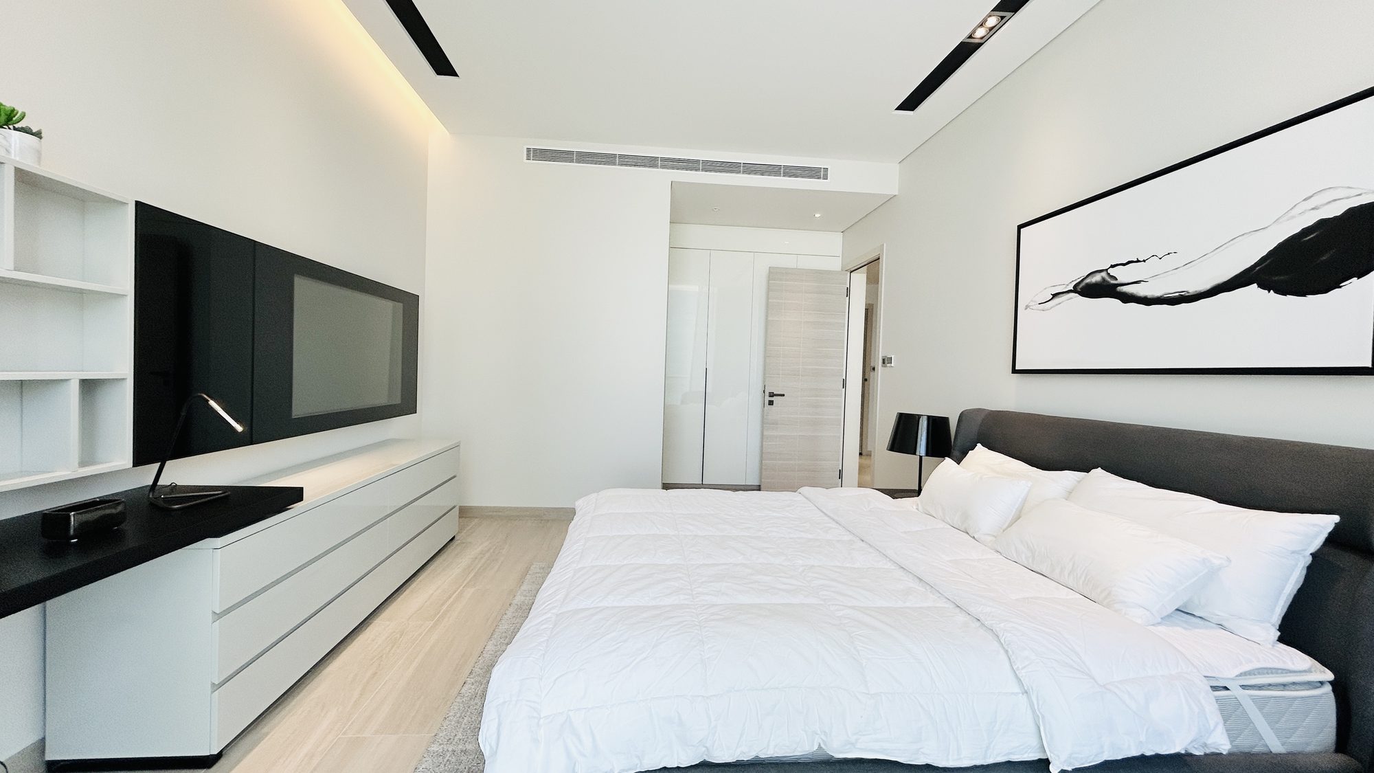 1-Bedroom Apartment with Two Bathrooms