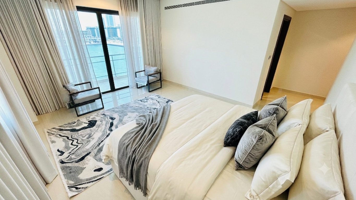 Two Bedroom Apartment with Sea Views and Parking
