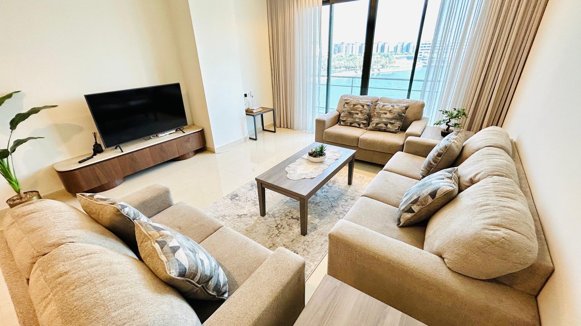 Two Bedroom Apartment with Sea Views and Parking