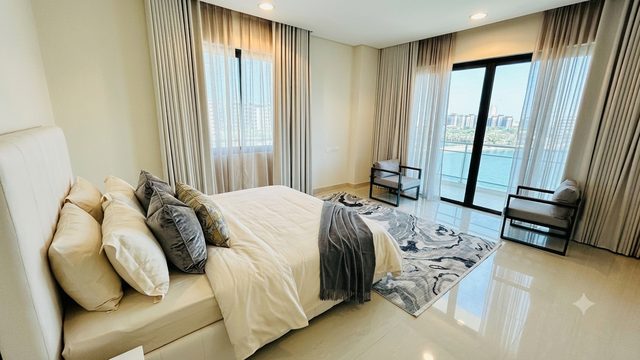 Two Bedroom Apartment with Sea Views and Parking