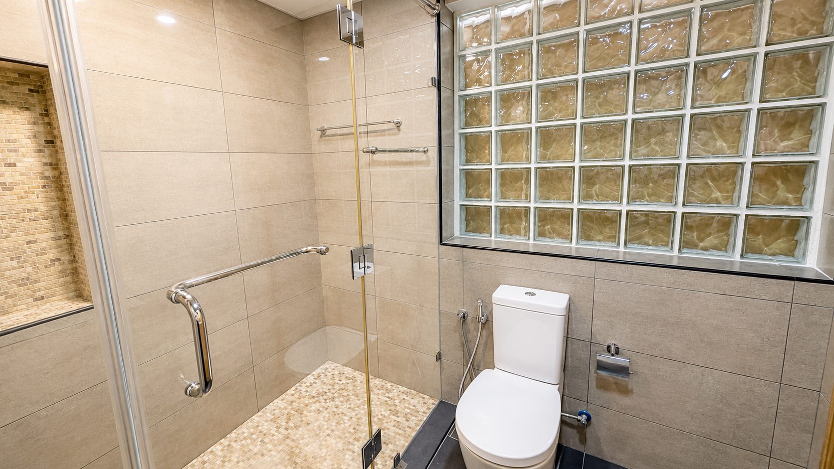 One-Bedroom Apartment with Pool and Gym Access