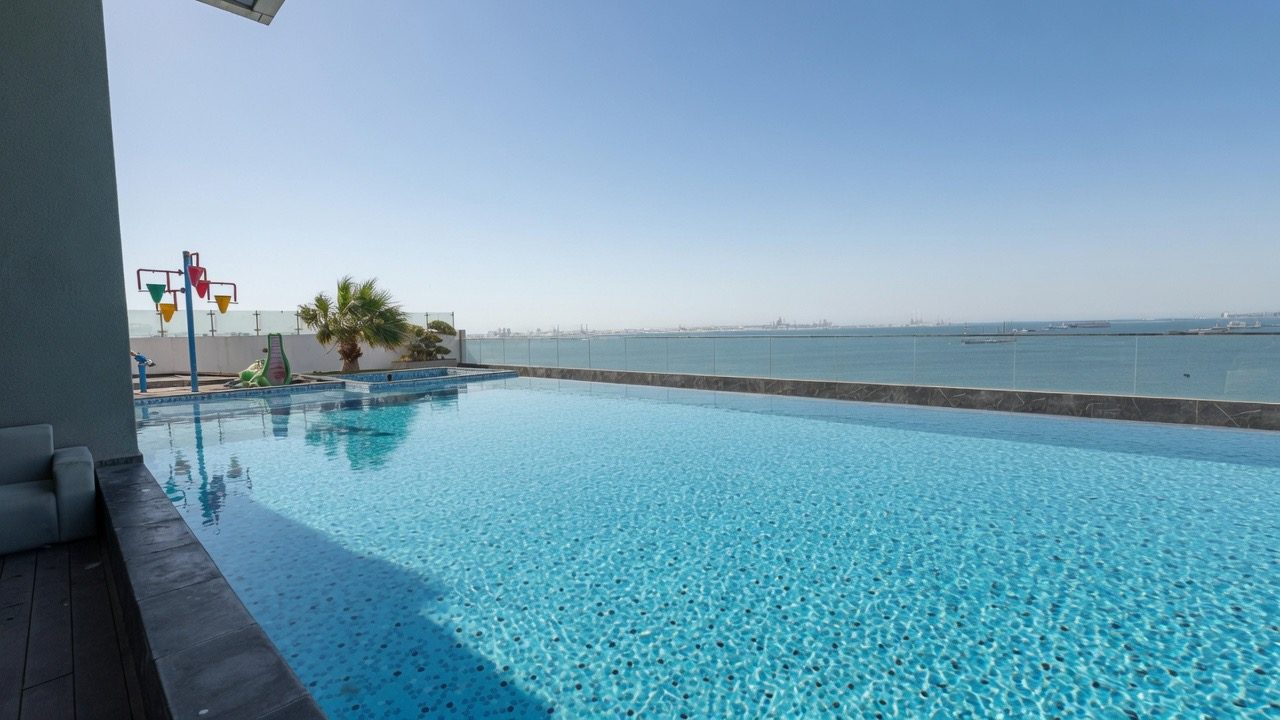 One-Bedroom Apartment with Pool and Gym