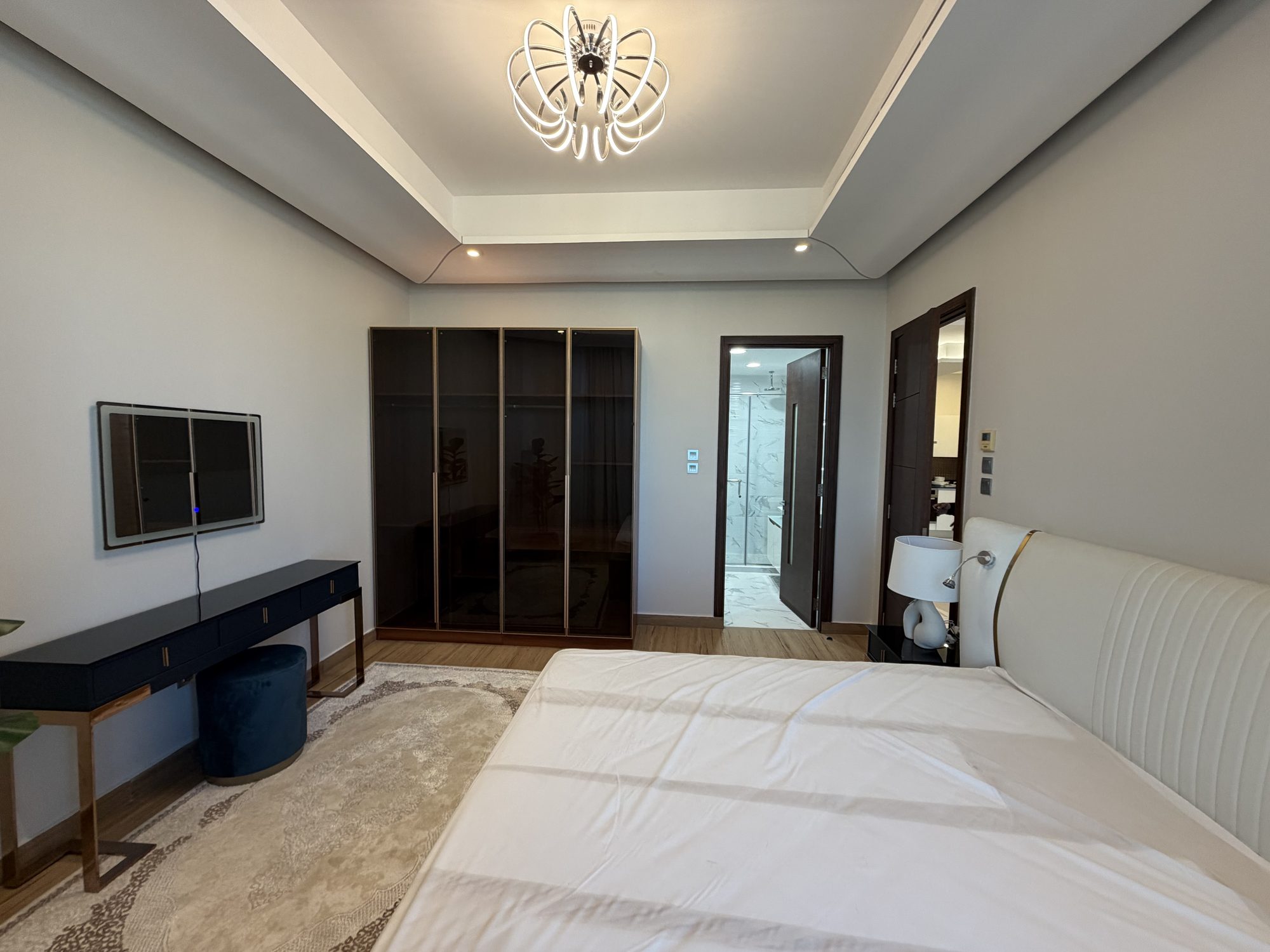 1-Bedroom Apartment, 90sqm, Two Bathrooms