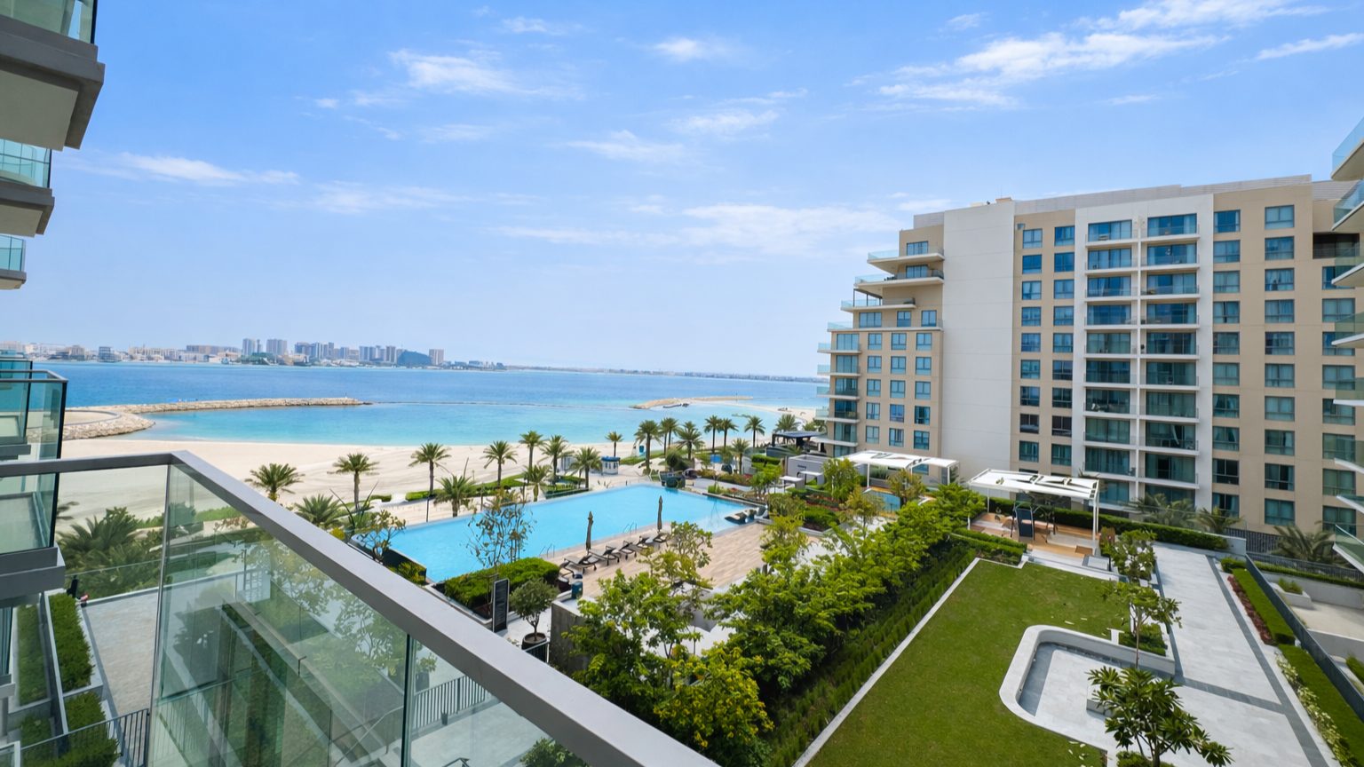 One-Bedroom Apartment with Shared Pool and Gym