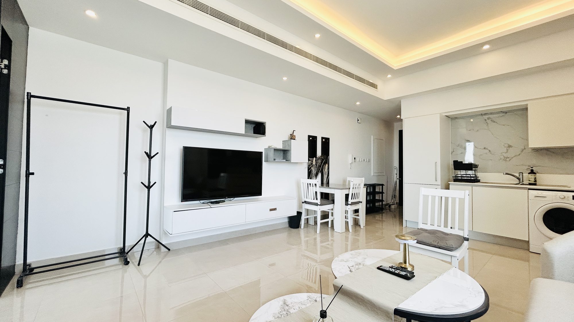 One-Bedroom Apartment with Pool and Gym