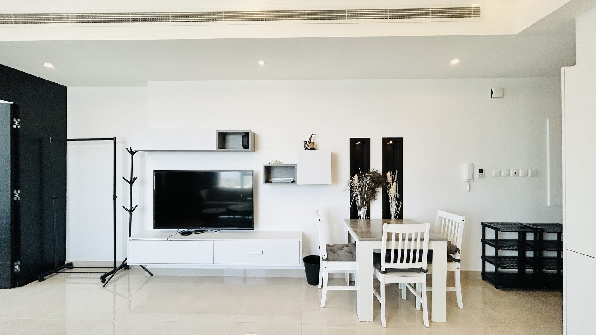 One-Bedroom Apartment with Pool and Gym
