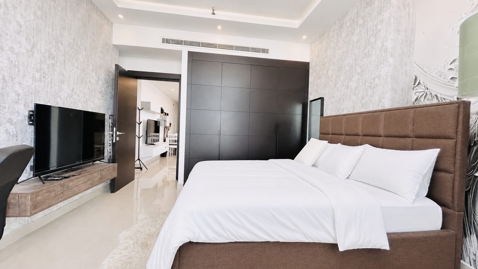 One-Bedroom Apartment with Pool and Gym